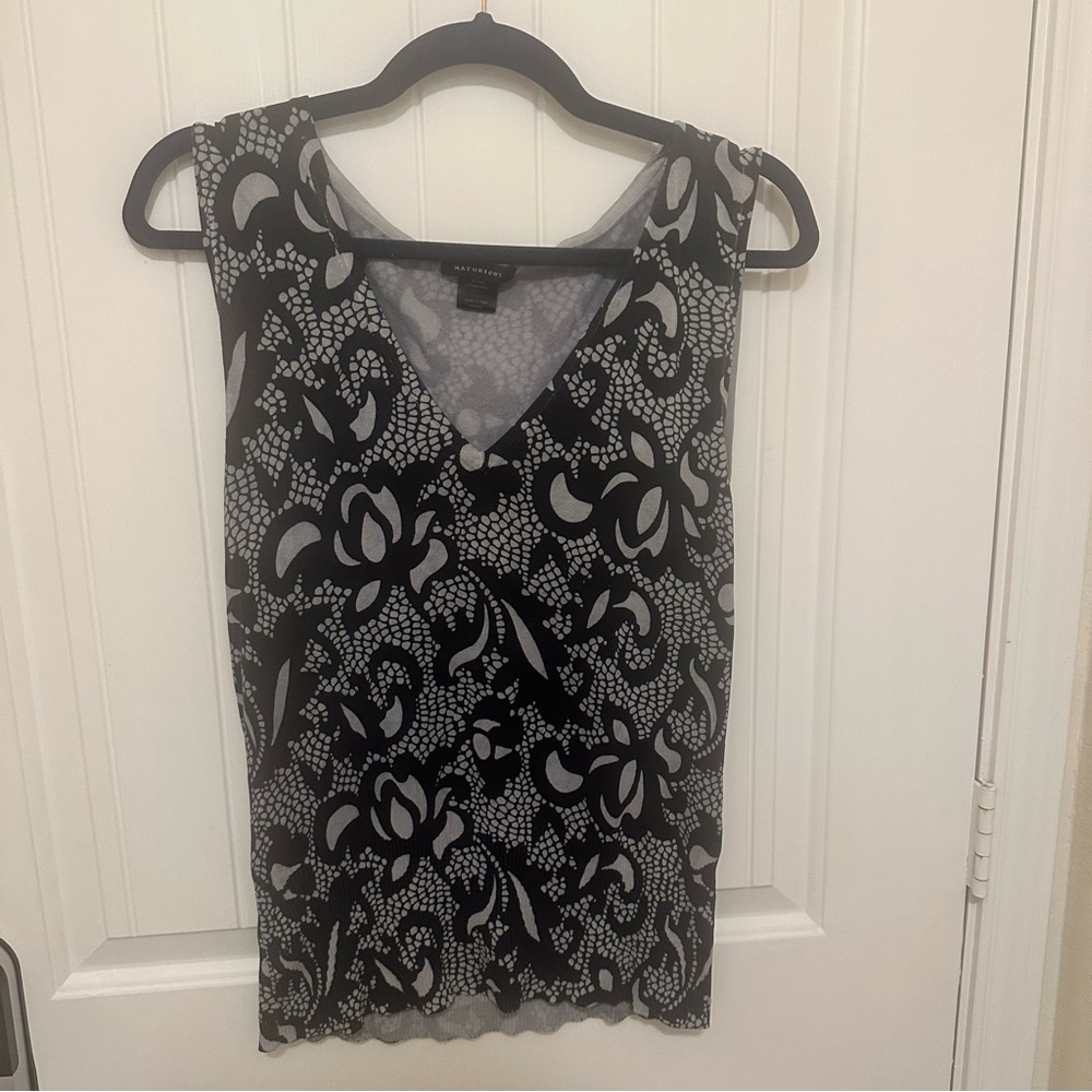 Natori Gray Fitted Sleeveless Tank Top with Graphic Design